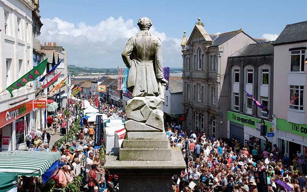 Nhộn nhịp lễ hội b&ecirc;n bờ biển nước Anh